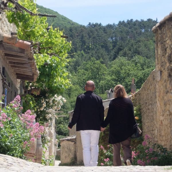 Couple dans une ruelle à Mirmande