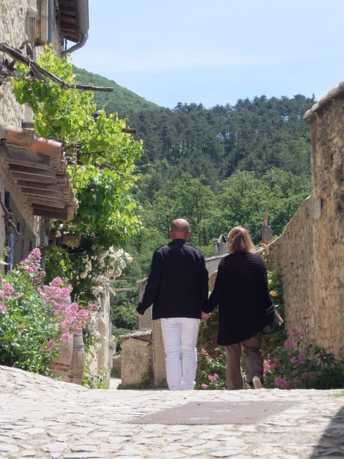 Couple dans une ruelle à Mirmande