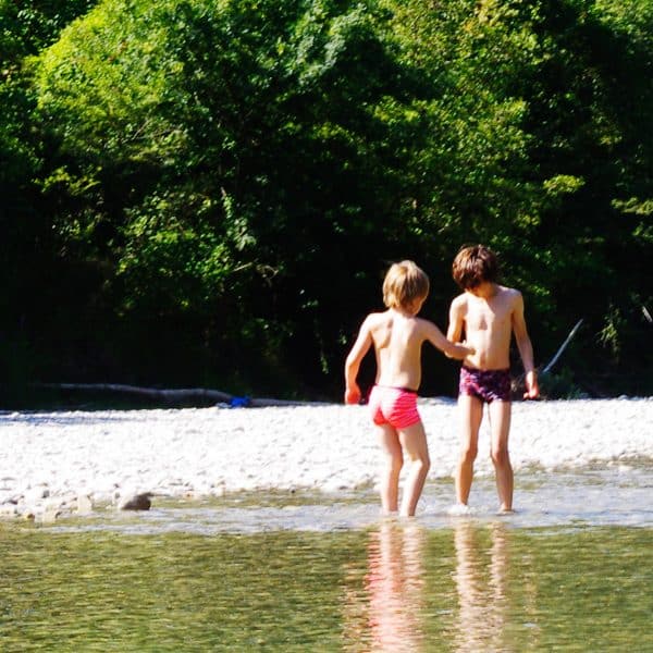 Deux enfant qui jouent sur les bords de la rivière Drôme