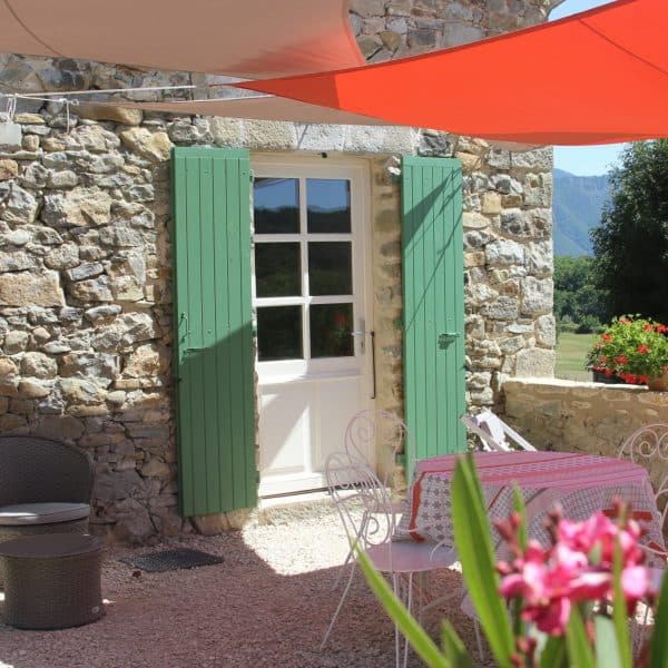 Terrasse d'un gîte à Francillon sur Roubion