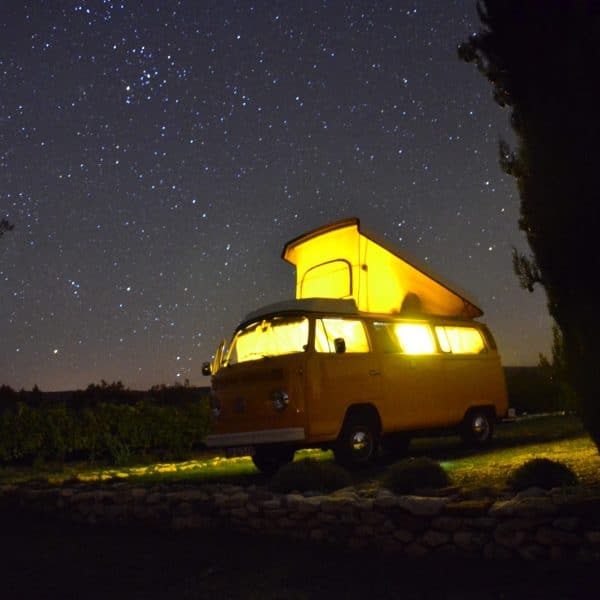 Combi allumé la nuit sous le ciel étoilé