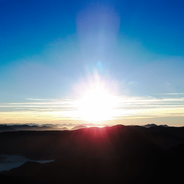 Lever de soleil sur les montagnes