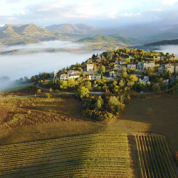 Vue aérienne du village perché de Mirabel et Blacons