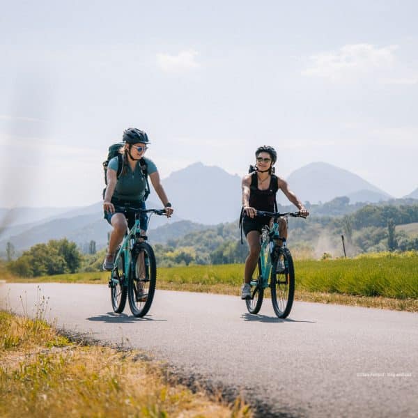 Deux personnes qui font du vélo sur la Vélodrôme