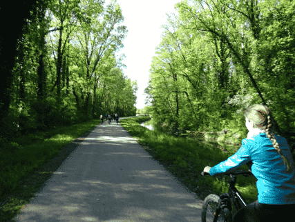 Jeune fille en vélo sur la Vélodrôme