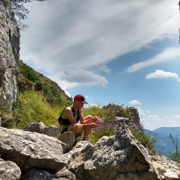 Sportif avec des plantes dans un décors de montagne