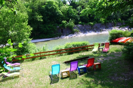 Terrasse au bord de la rivière Drôme