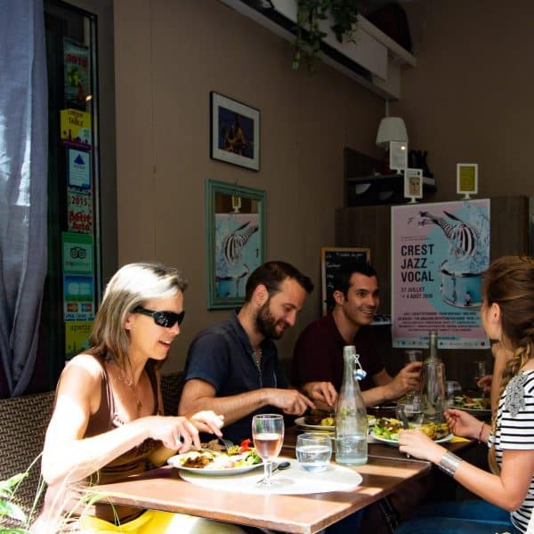 Groupe qui mange au restaurant à Crest