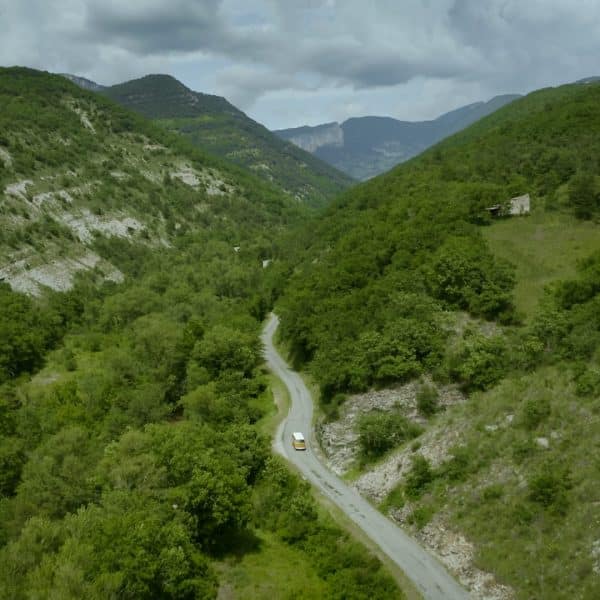 Vue aérienne d'une route dans la Gervanne avec un combi orange