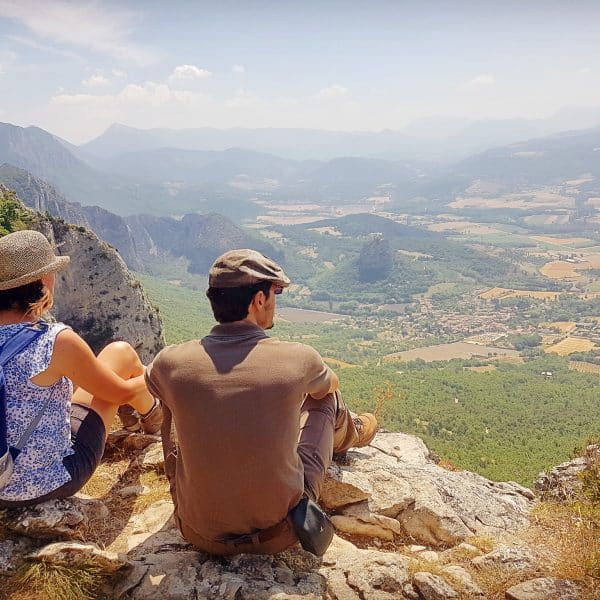 Couple qui contemple le village de Saoû d'un point de vue sur le village