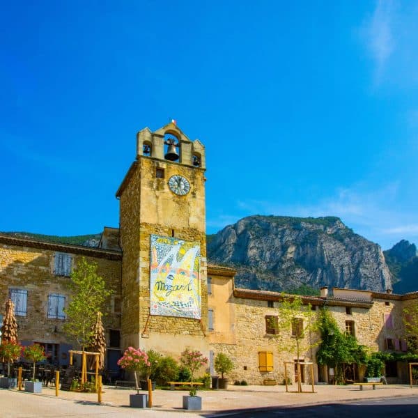 Place du village à Saoû