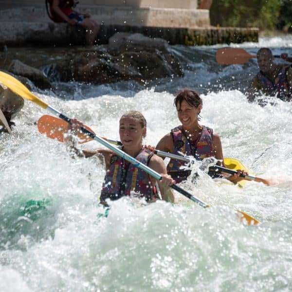 Deux femmes qui font du canoë