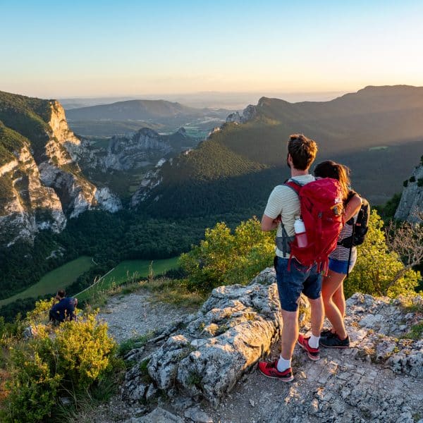 Couple qui contemple la forêt de Saoû dans la Vallée de la Drôme