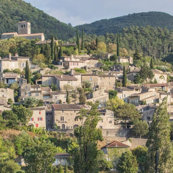 Vue sur le village perché de Mirmande dans la Vallée de la Drôme