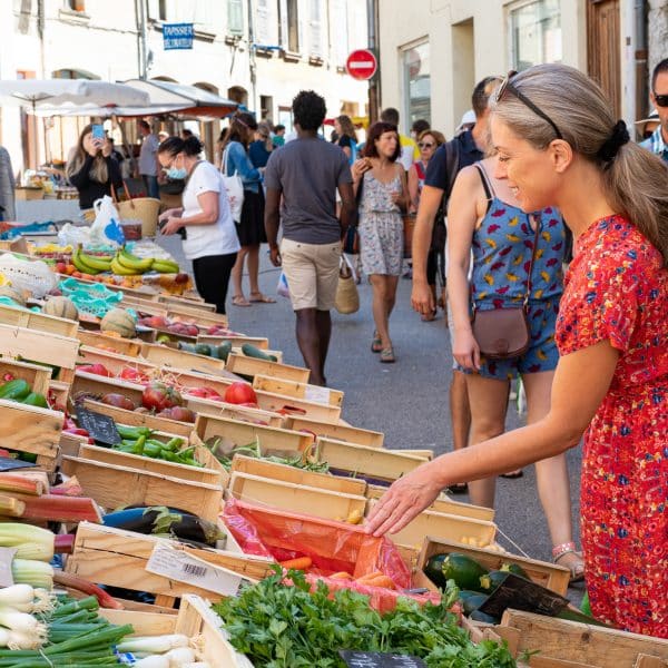 Personne qui fait le marché de Crest dans la Vallée de la Drôme