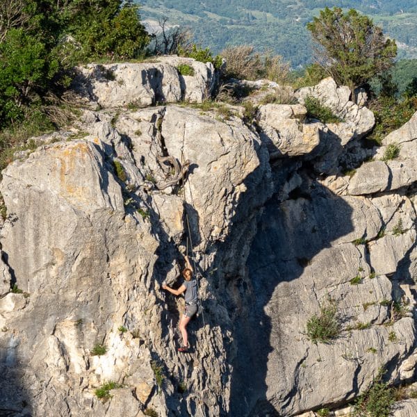 Personne qui escalade le rocher de Soyans dans la Vallée de la Drôme