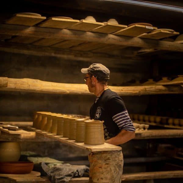 Personne qui travaille à la poterie de Cliousclat