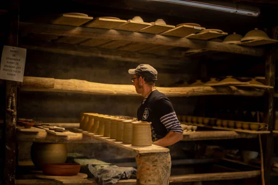 Personne qui travaille à la poterie de Cliousclat