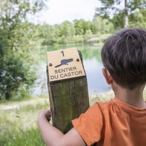 Enfant sur le sentier du castor