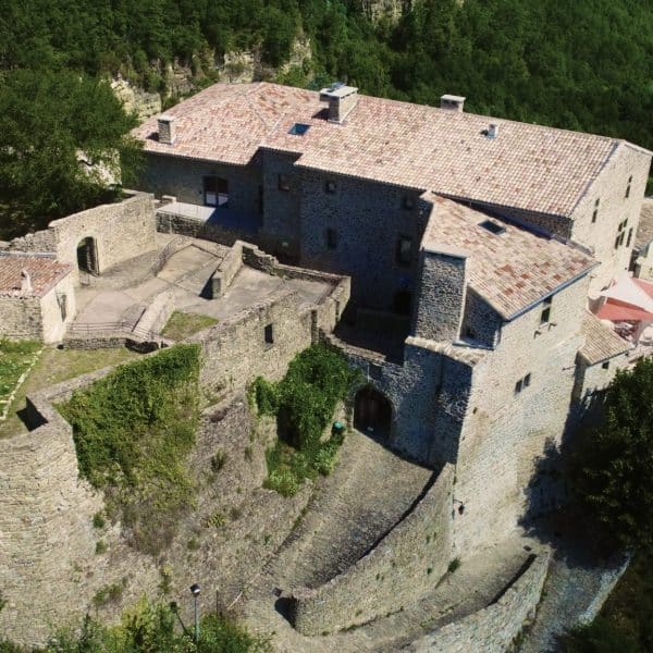 Vue aérienne sur le chateau Poët Célard