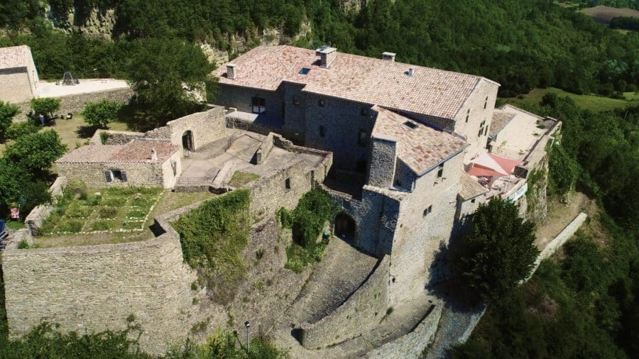 Vue aérienne sur le chateau Poët Célard