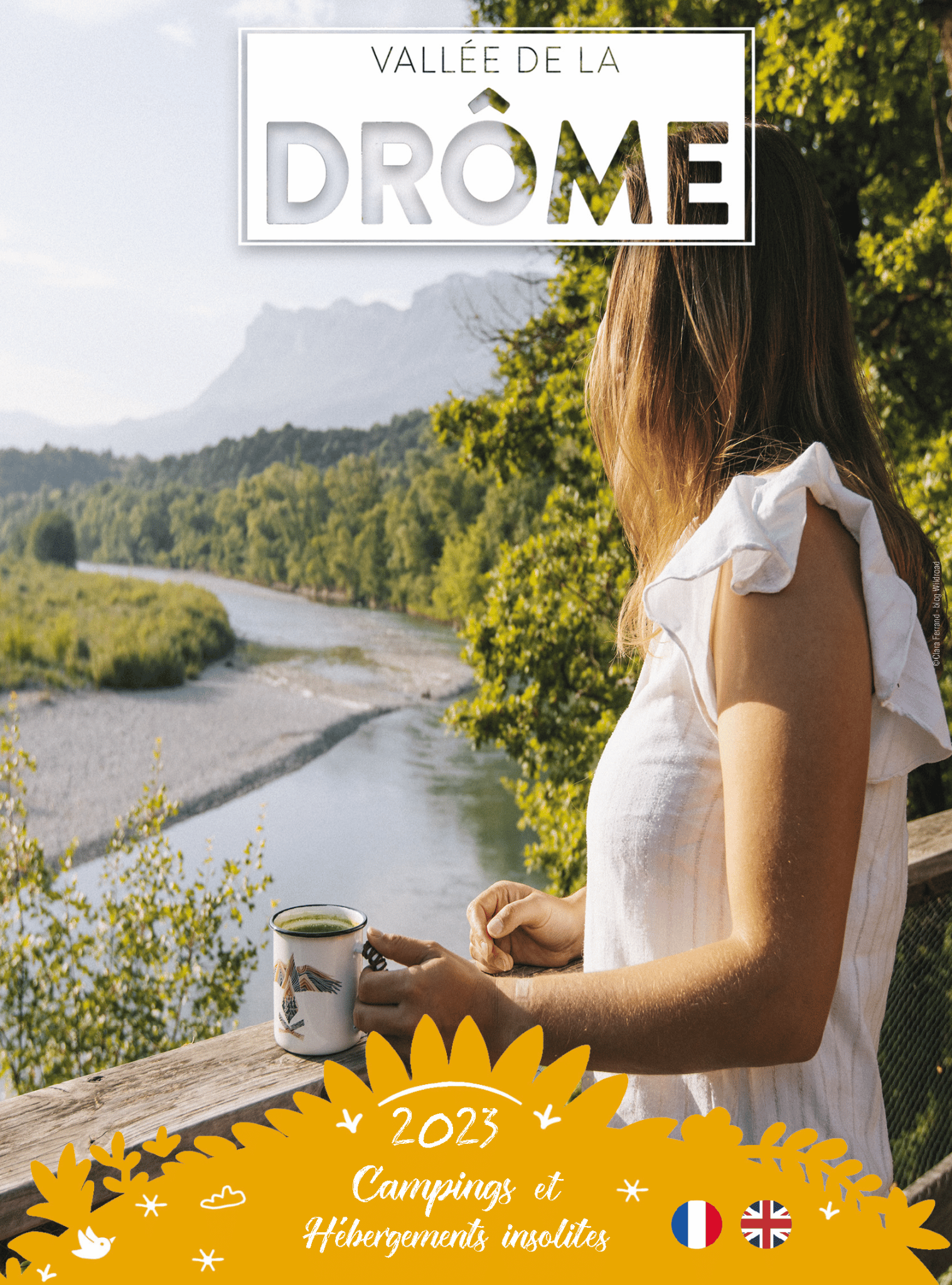 Clara prend son café avec une vue magnifique sur la rivière Drôme