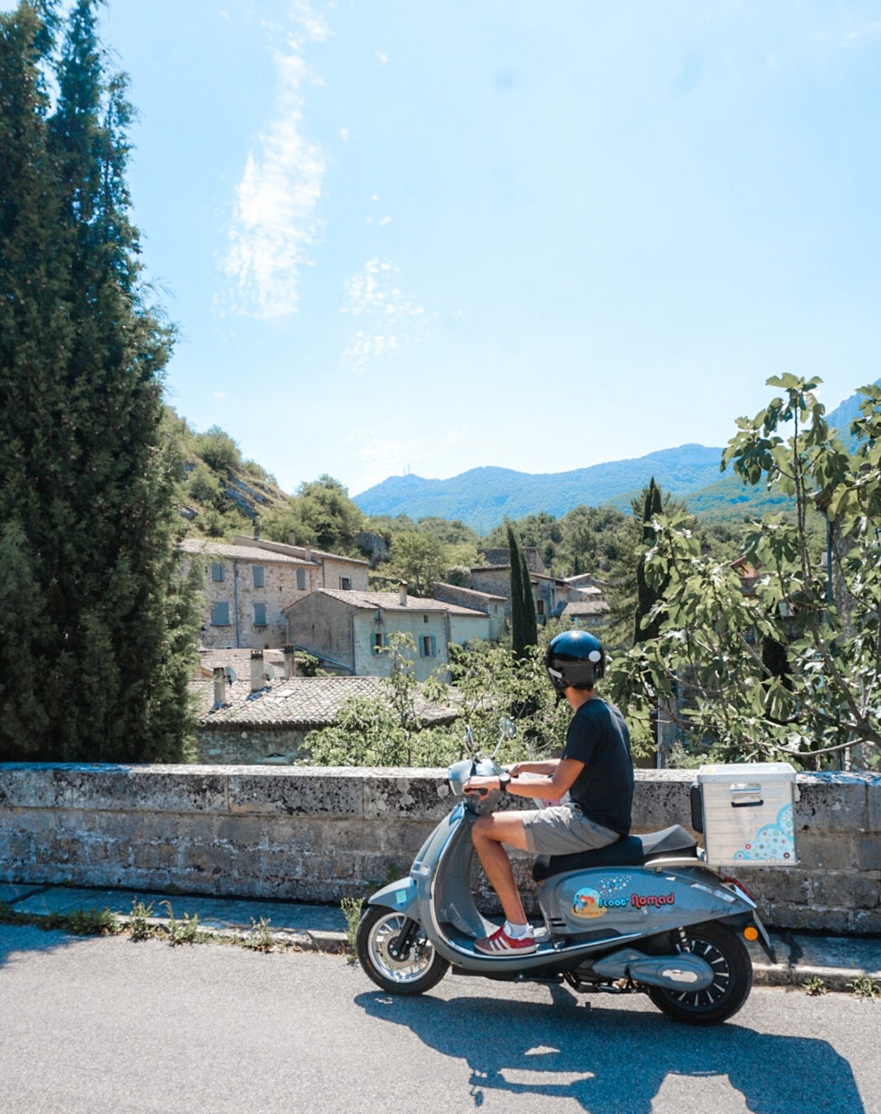 scoot nomad week end en amoureux à scooter et roulotte en drome provençale