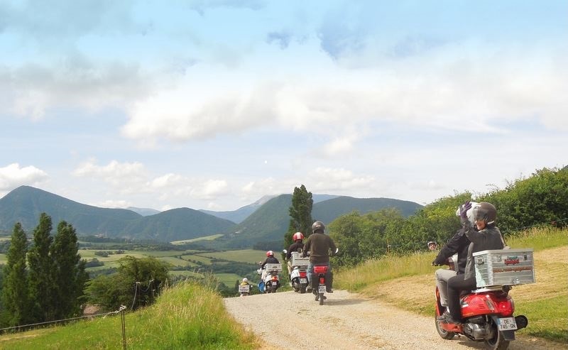 scoot nomad balade en famille en scooter drome provençale
