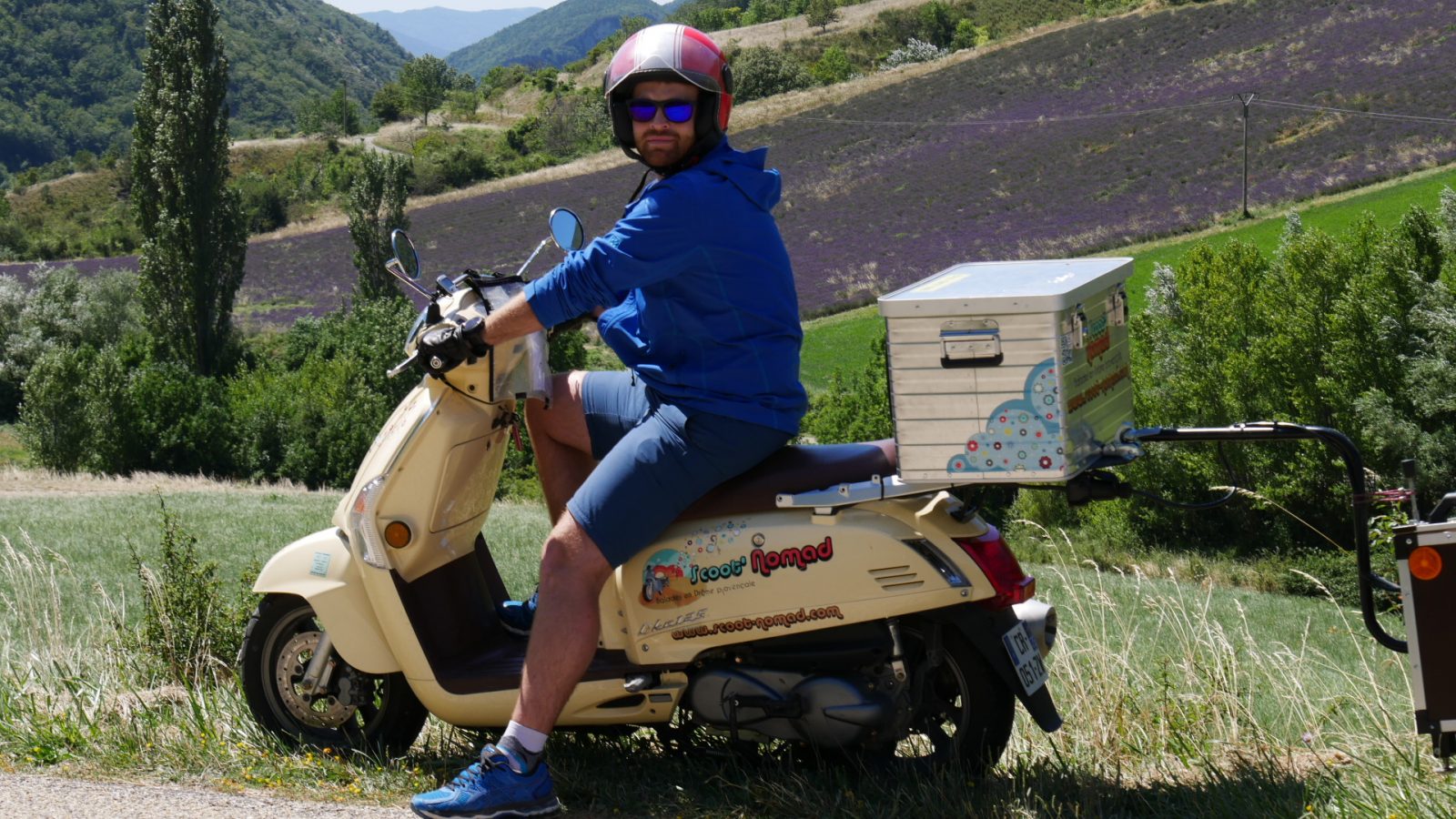 scoot nomad vacances en amoureux en scooter drome provençale