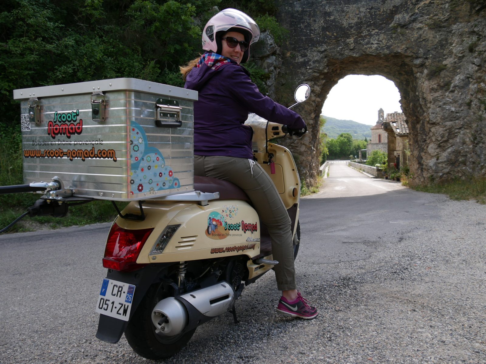 scoot nomad balade en couple  en scooter drome provençale