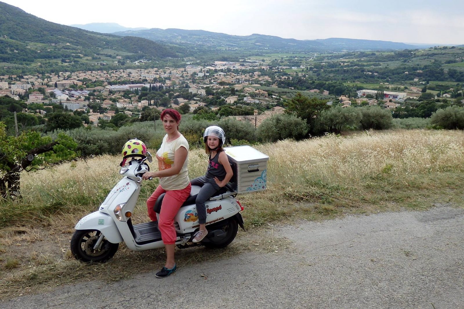 Aventure Robinsone vintage en Drôme provençale : vagabondage en scooter